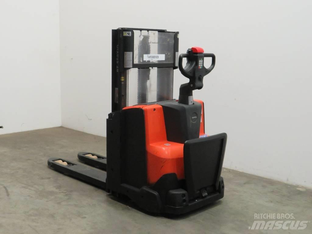 BT SWE 200 D Empilhador para operador externo