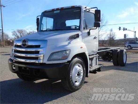Hino 338 Camiões de chassis e cabine