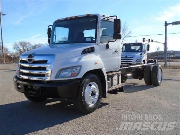 Hino 338 Camiões de chassis e cabine