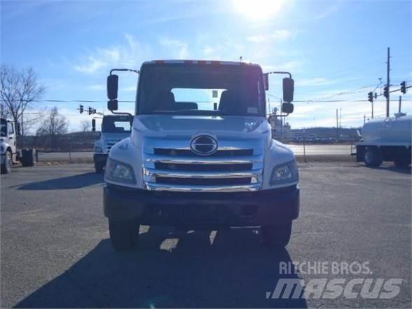 Hino 338 Camiões de chassis e cabine