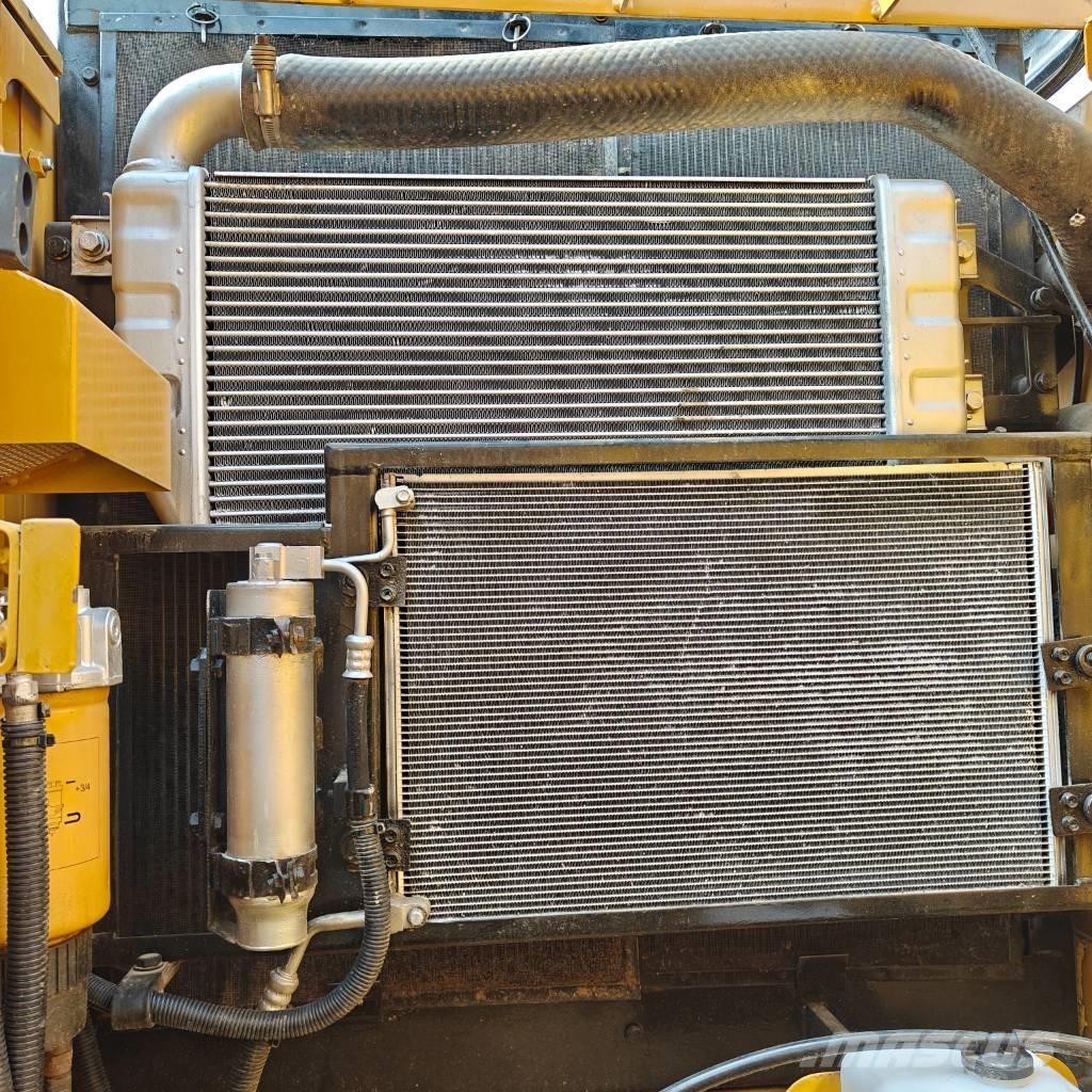 CAT 323D2 Escavadeiras de esteiras