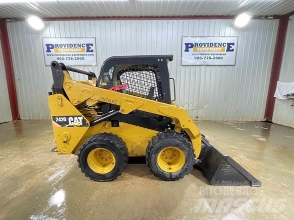 CAT 242D Minicarregadeiras