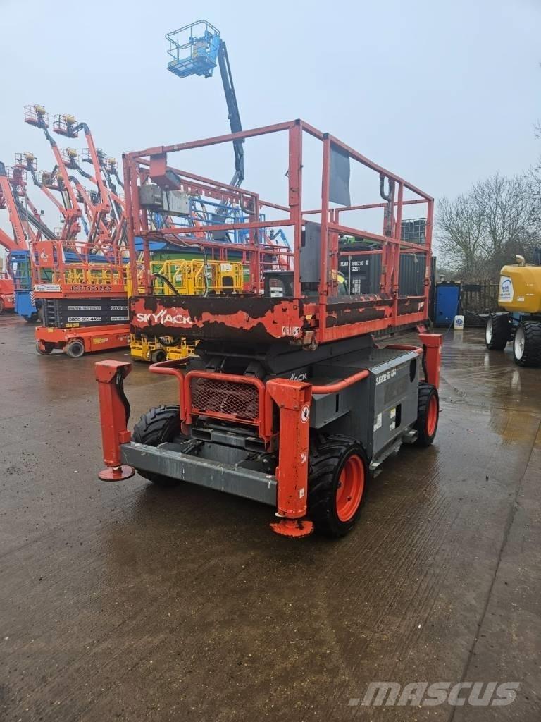 SkyJack 6832RT Elevadores de tesoura
