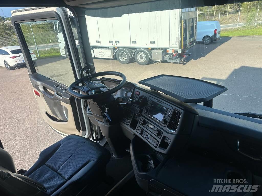 Scania R520B6X2NB Caminhões de caixa fechada