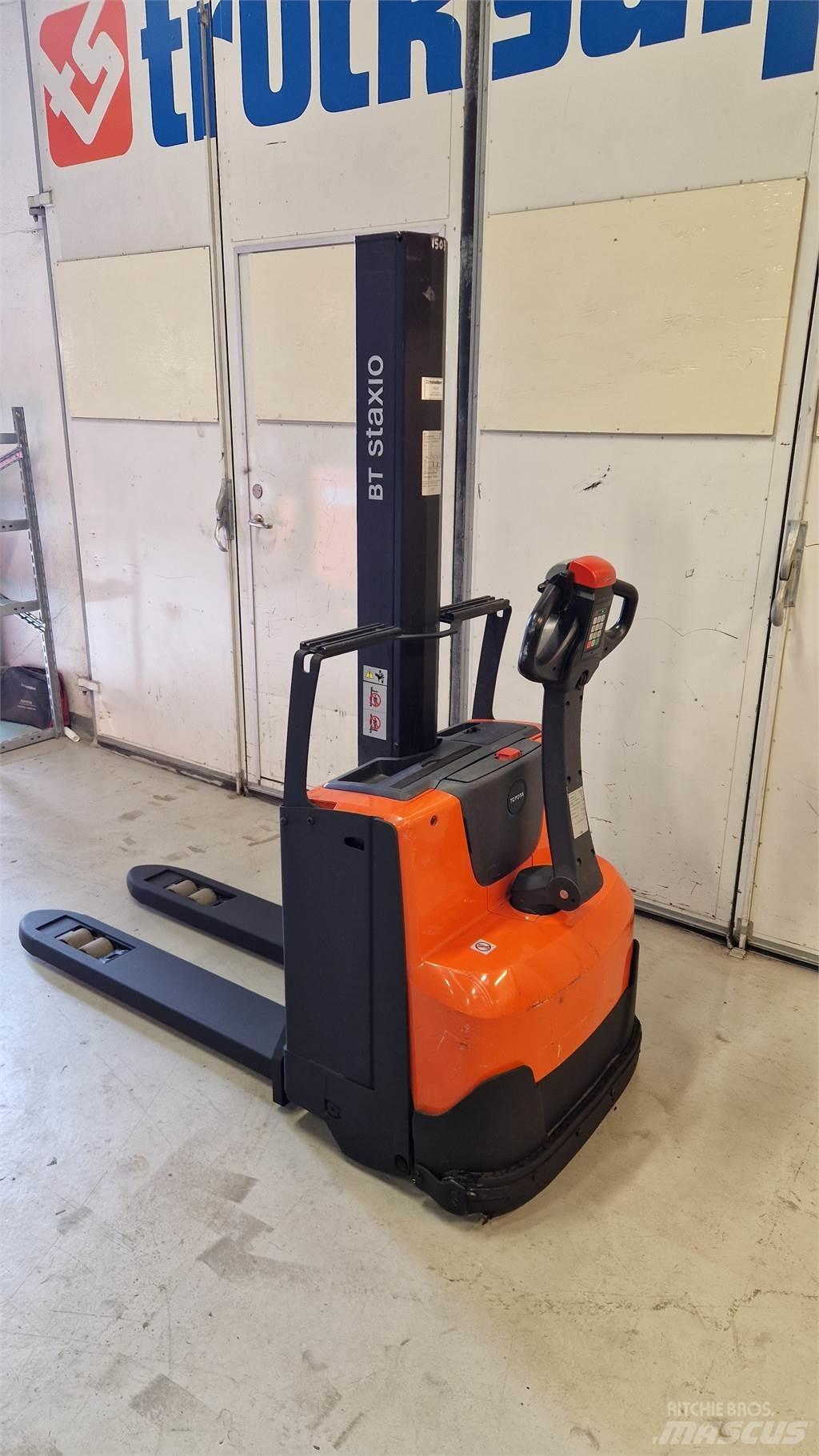 Toyota SWE080L Empilhador para operador externo