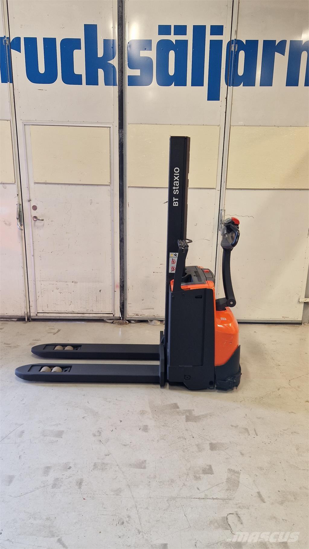 Toyota SWE080L Self propelled stackers