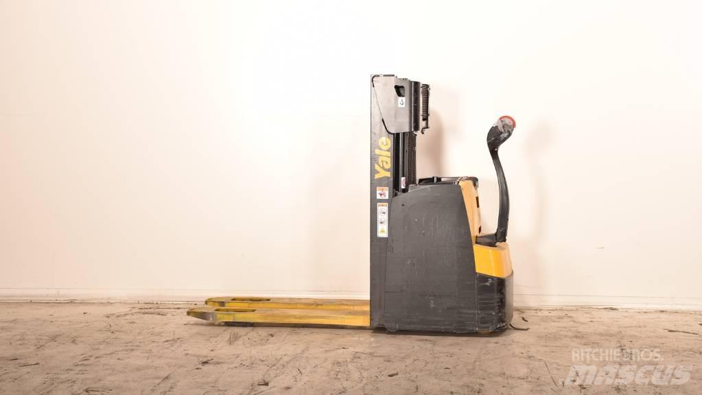 Yale MS 14 AC Empilhador para operador externo