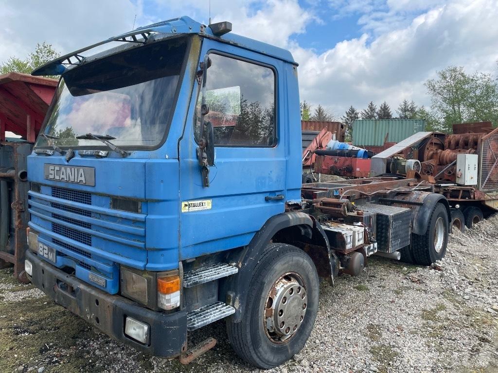 Scania 82M Camiões caixa desmontável com elevador de cabo