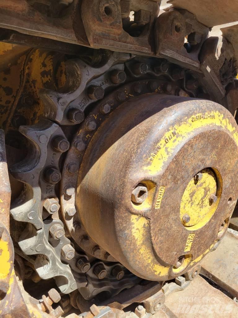 Komatsu D65EX-15 Dozers - Tratores rastos