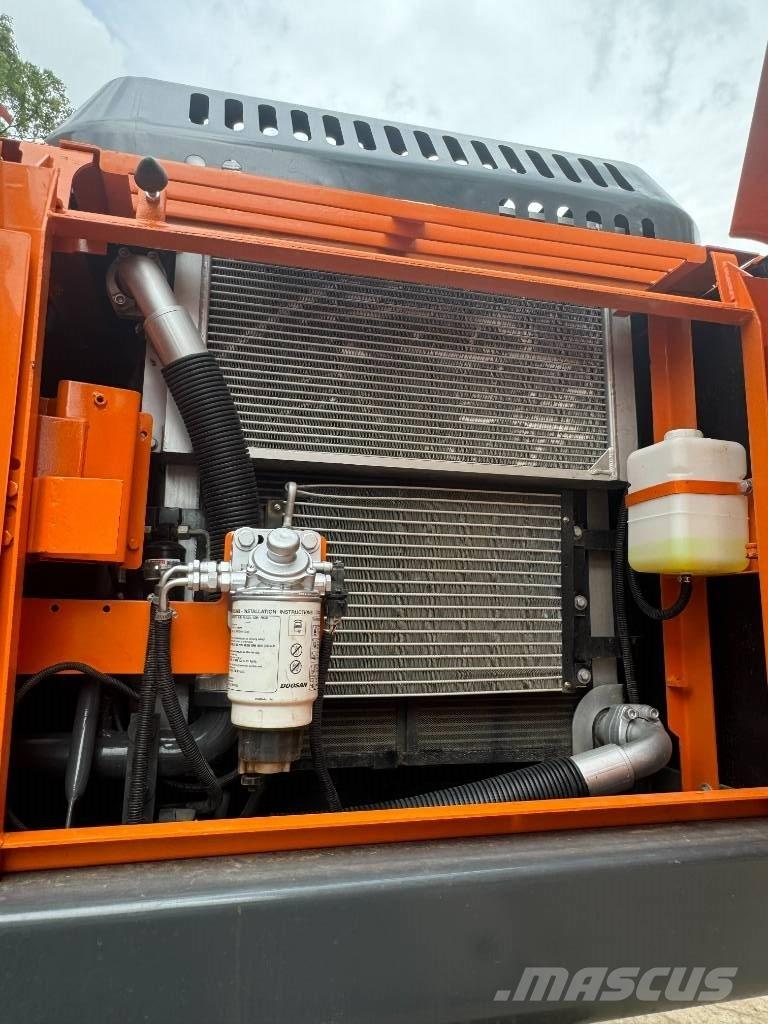 Develon DX 225 LCA Escavadoras Midi 7t - 12t