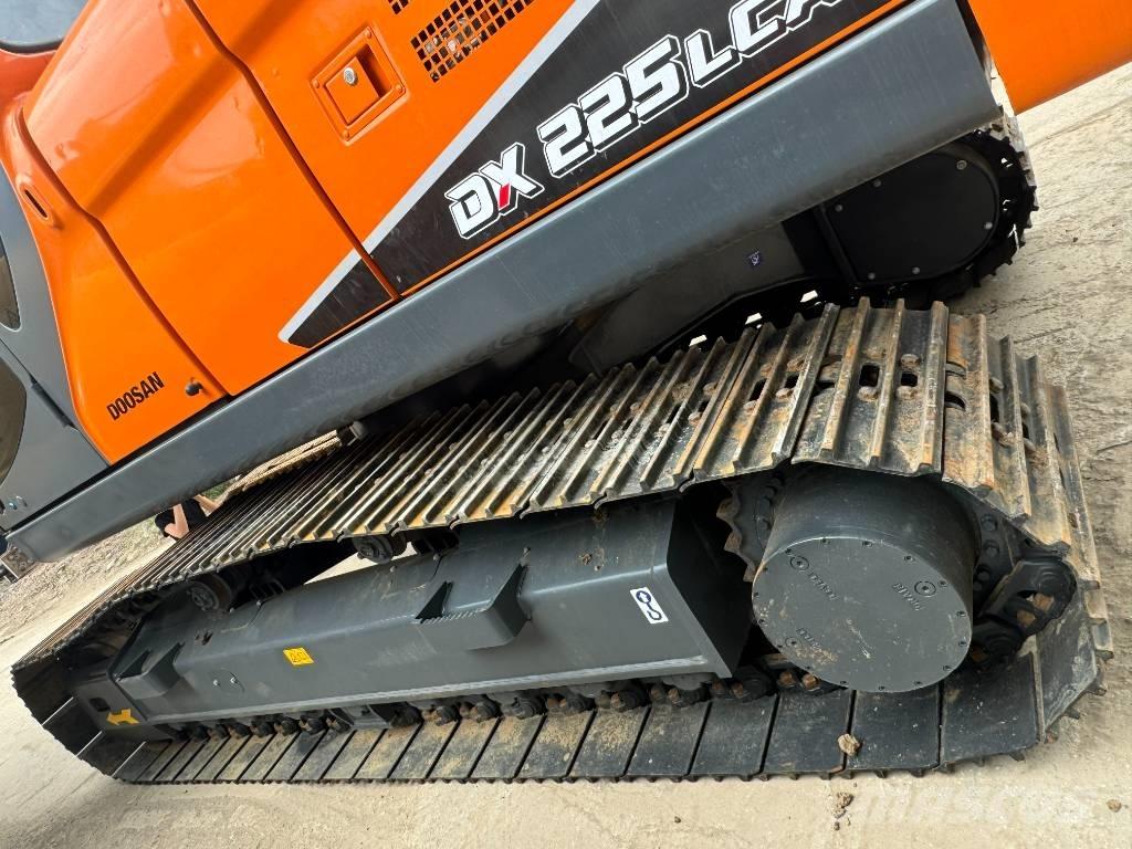 Develon DX 225 LCA Escavadoras Midi 7t - 12t