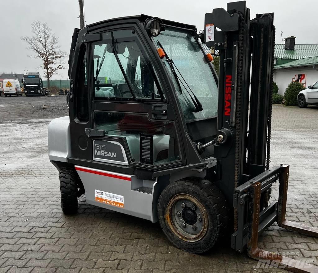 Nissan UG1D2A30LQ Empilhadores a gás