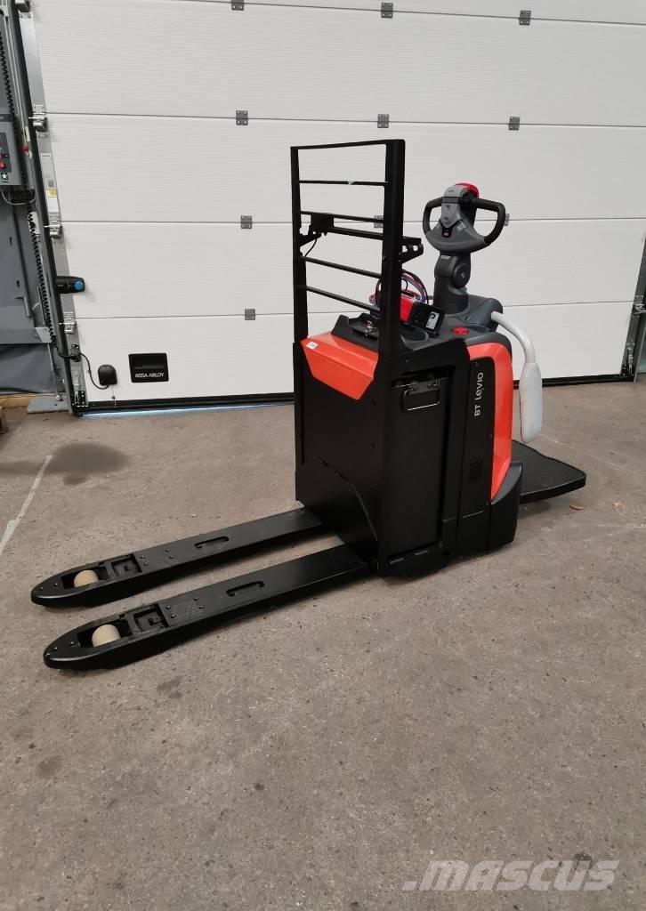 Toyota LPE220 Porta-paletes com plataforma
