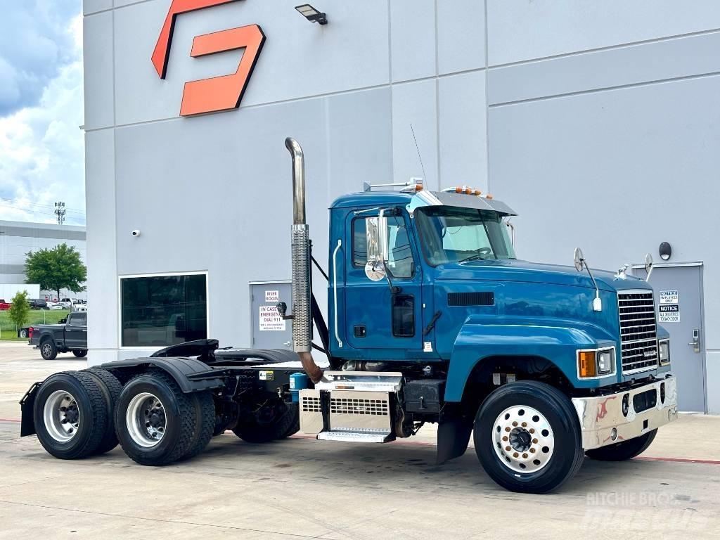 Mack Pinnacle Cavalos Mecânicos
