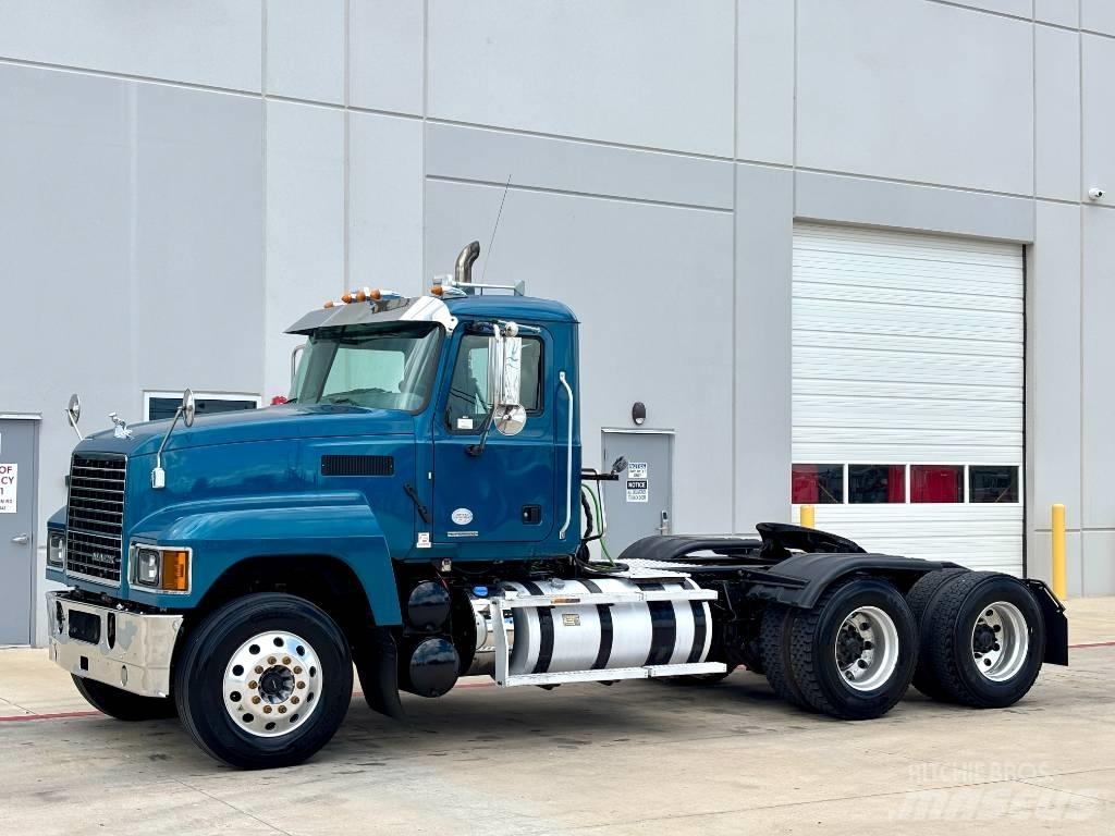 Mack Pinnacle Cavalos Mecânicos