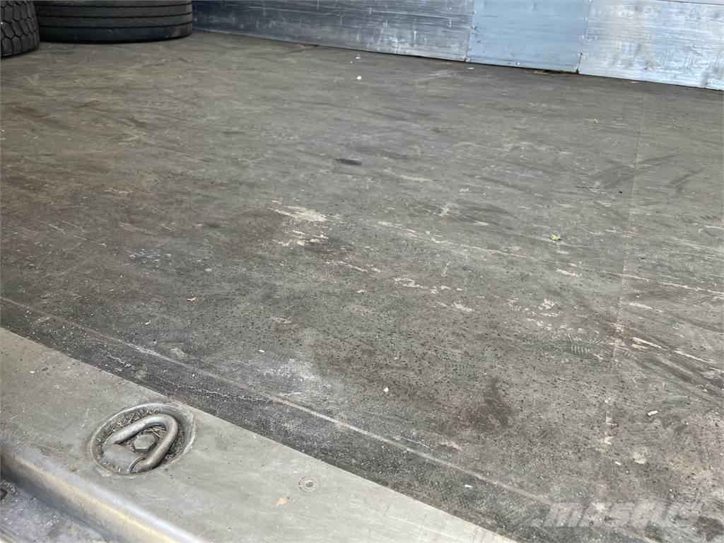 Volvo FL240 4x2 Caminhões de caixa fechada