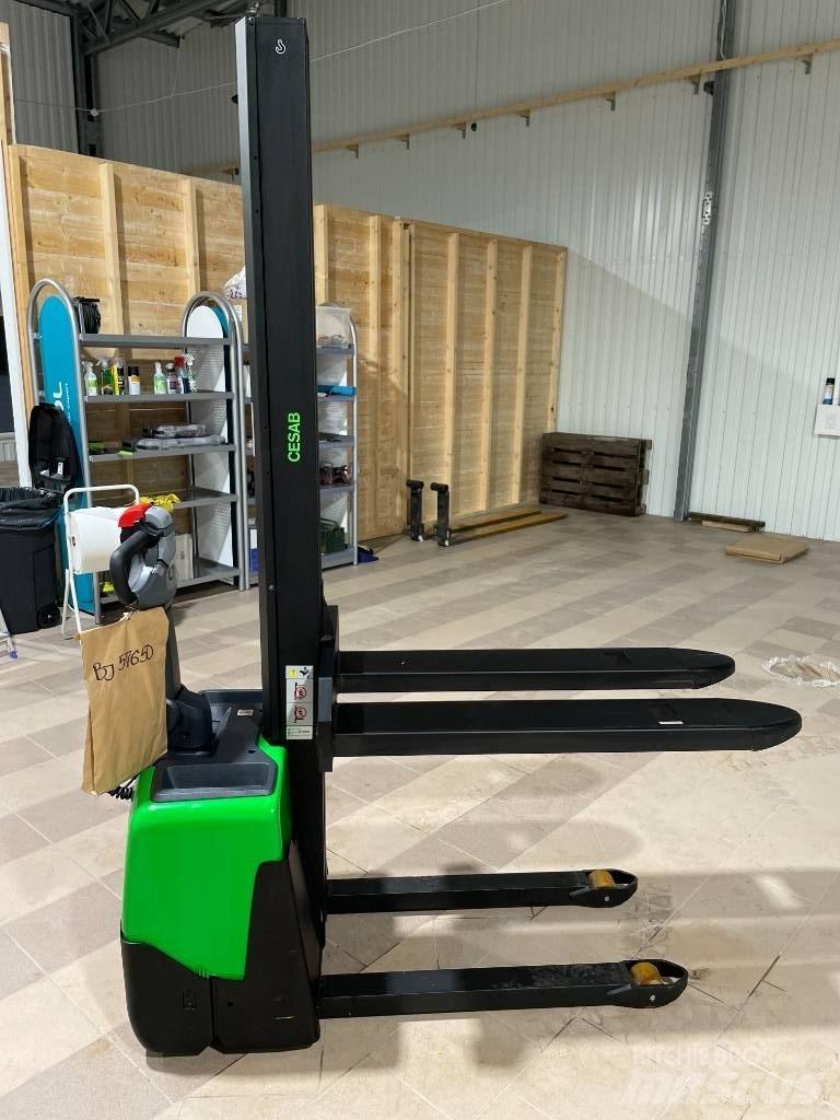 Cesab S 110 Empilhador para operador externo