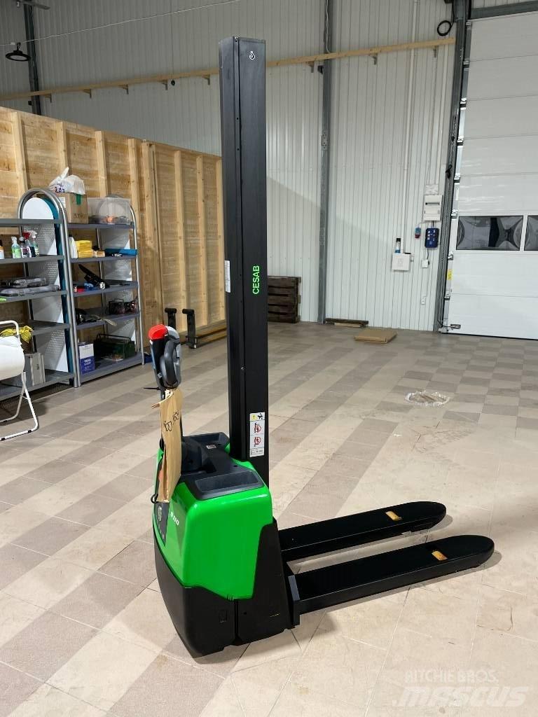 Cesab S 110 Empilhador para operador externo