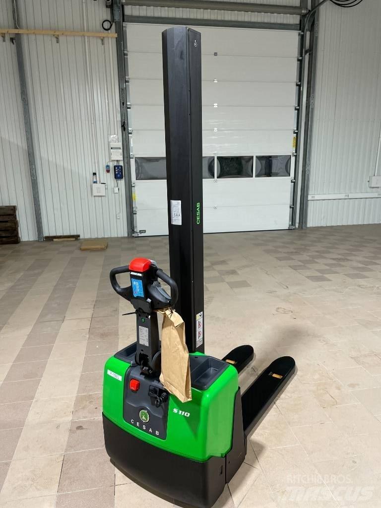 Cesab S 110 Empilhador para operador externo
