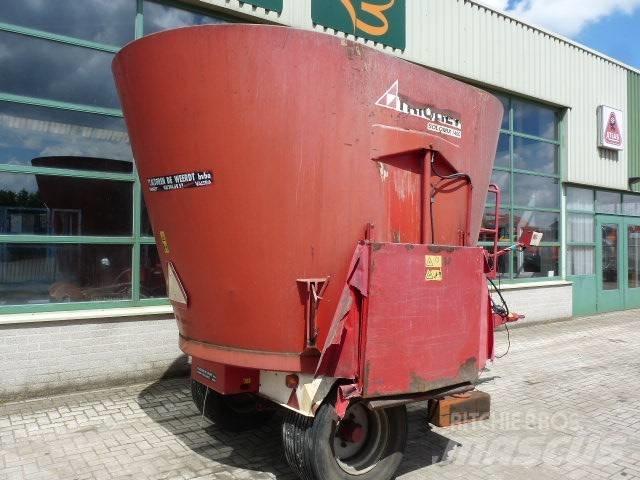 Trioliet SM-14 Alimentadores de animais
