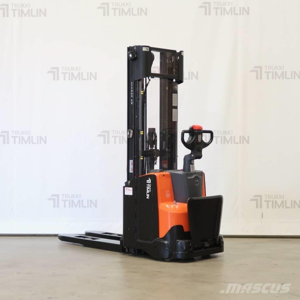 Toyota SWE120L Self propelled stackers