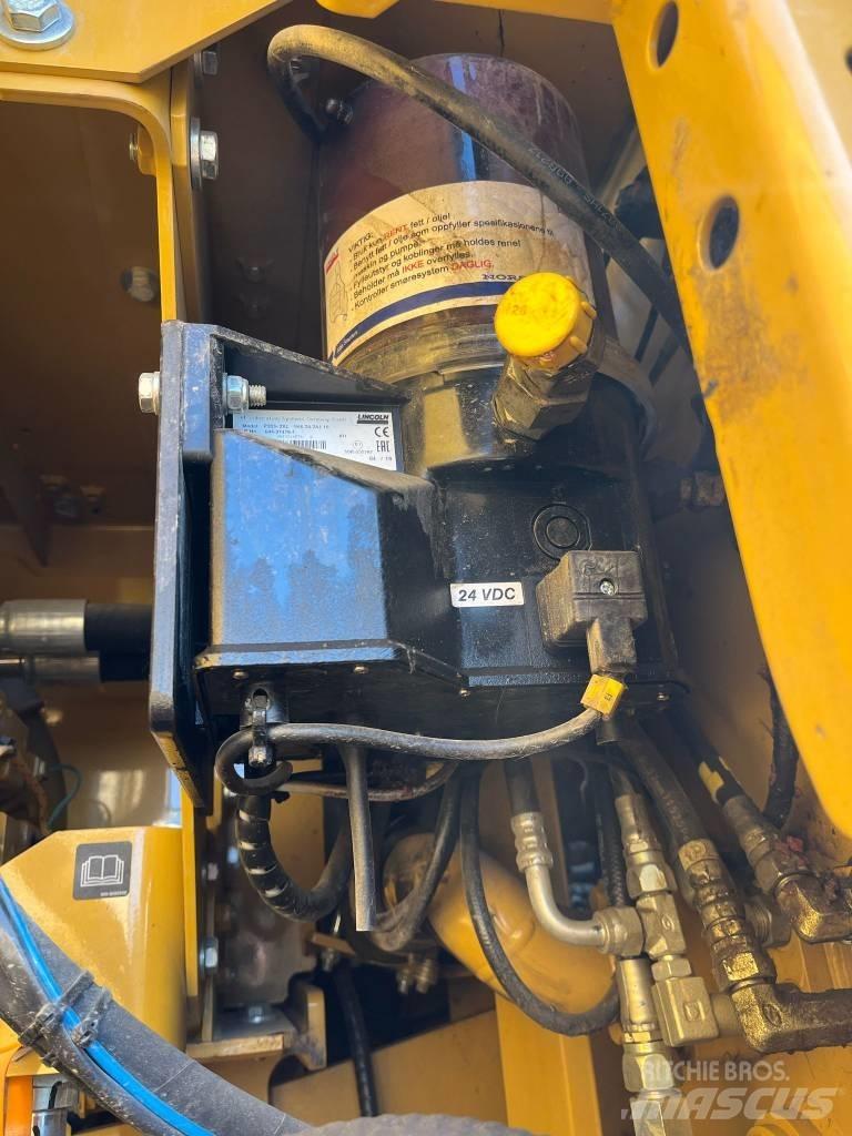 CAT 323 Escavadeiras de esteiras