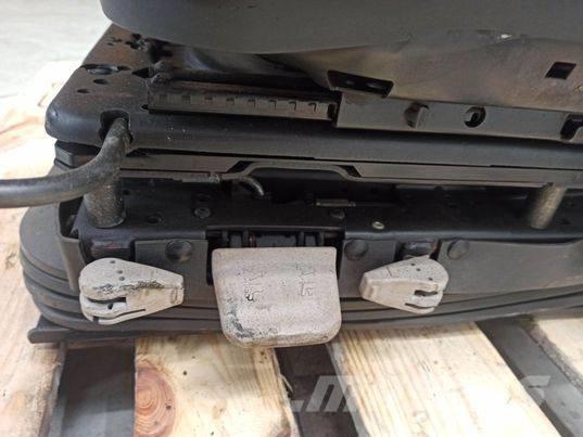 Valtra N 163 chair Cabina
