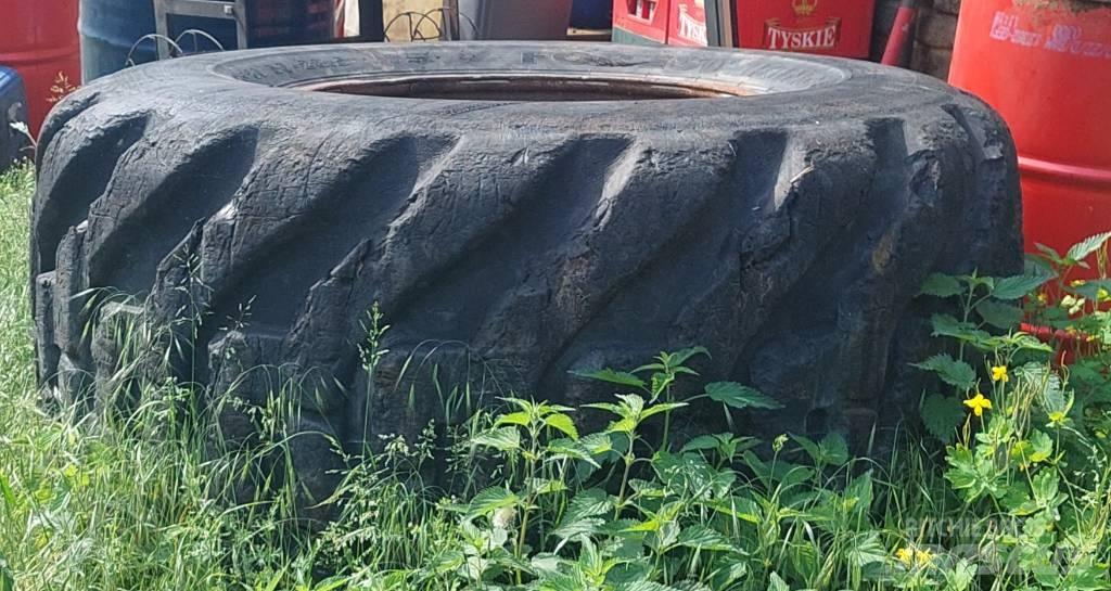 Komatsu 895 Pneus