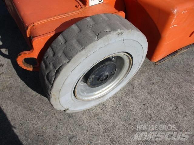 JLG E400AJP (817) Plataformas de braço compactas auto-propulsão