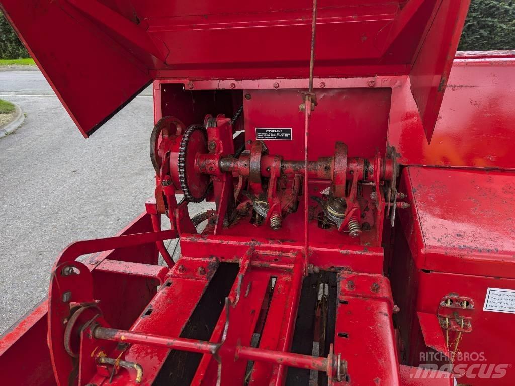 Massey Ferguson 124 Enfardadeira de fardos quadrados