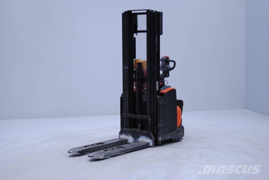 Toyota SWE120L Empilhador para operador externo