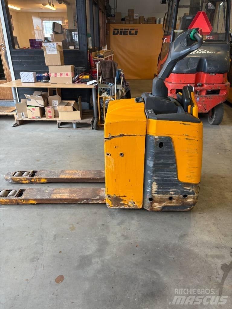 Jungheinrich ERE 225 Porta-paletes com plataforma