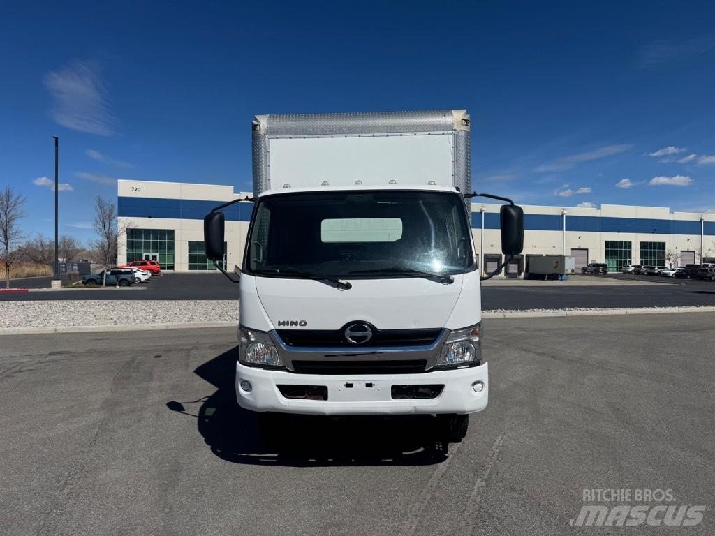 Hino 155 Caminhões de caixa fechada