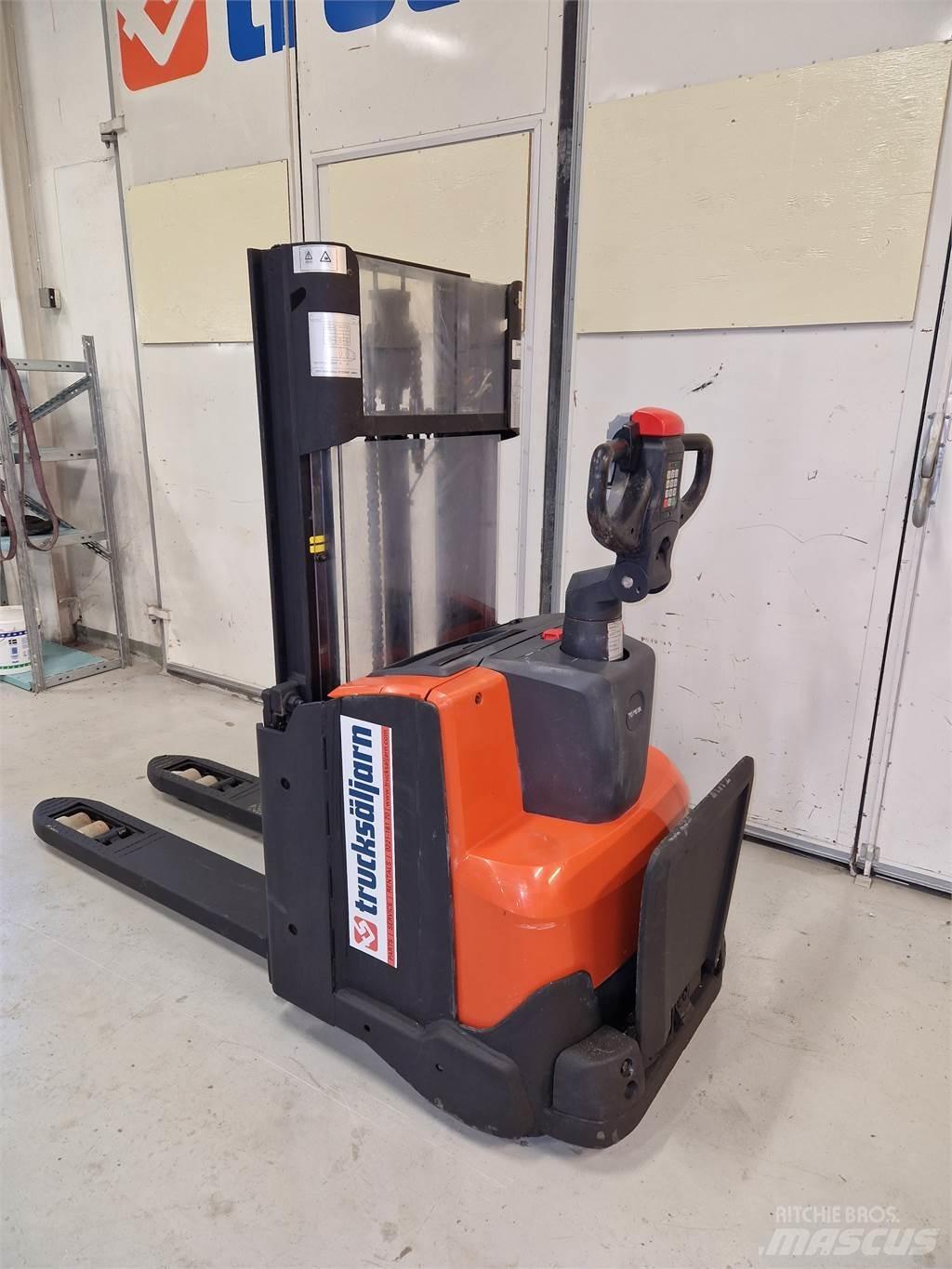 Toyota SWE200D Porta-paletes com plataforma