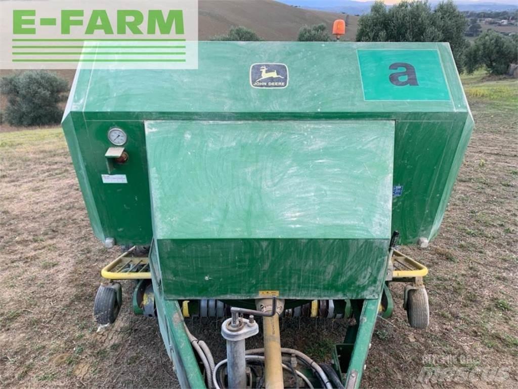 John Deere 690 Enfardadeira de fardos quadrados