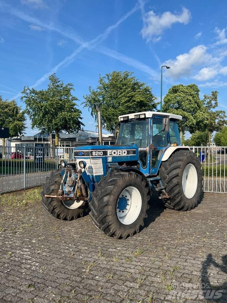 Ford 8210 III Tratores Agrícolas usados