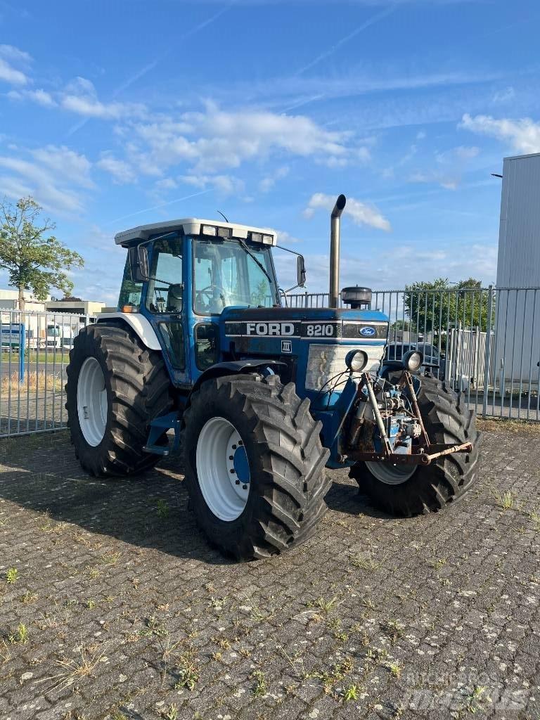 Ford 8210 III Tratores Agrícolas usados