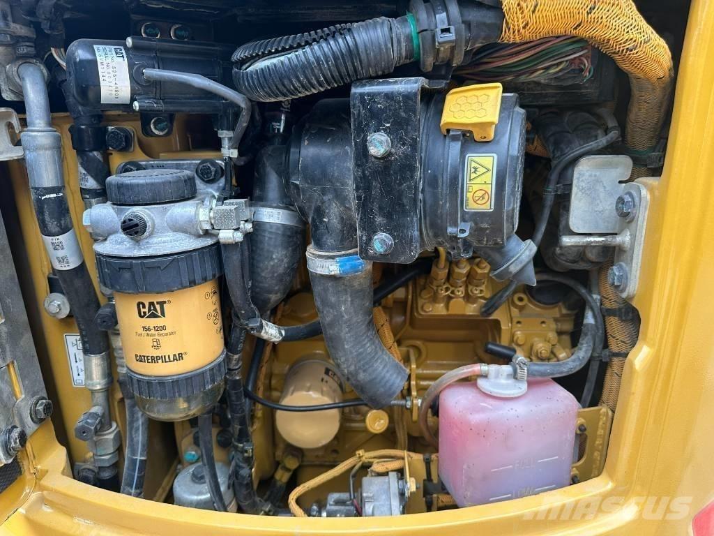 CAT 302 Miniescavadeiras