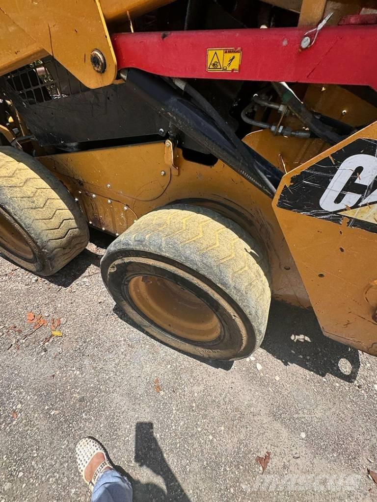 CAT 242 D Minicarregadeiras