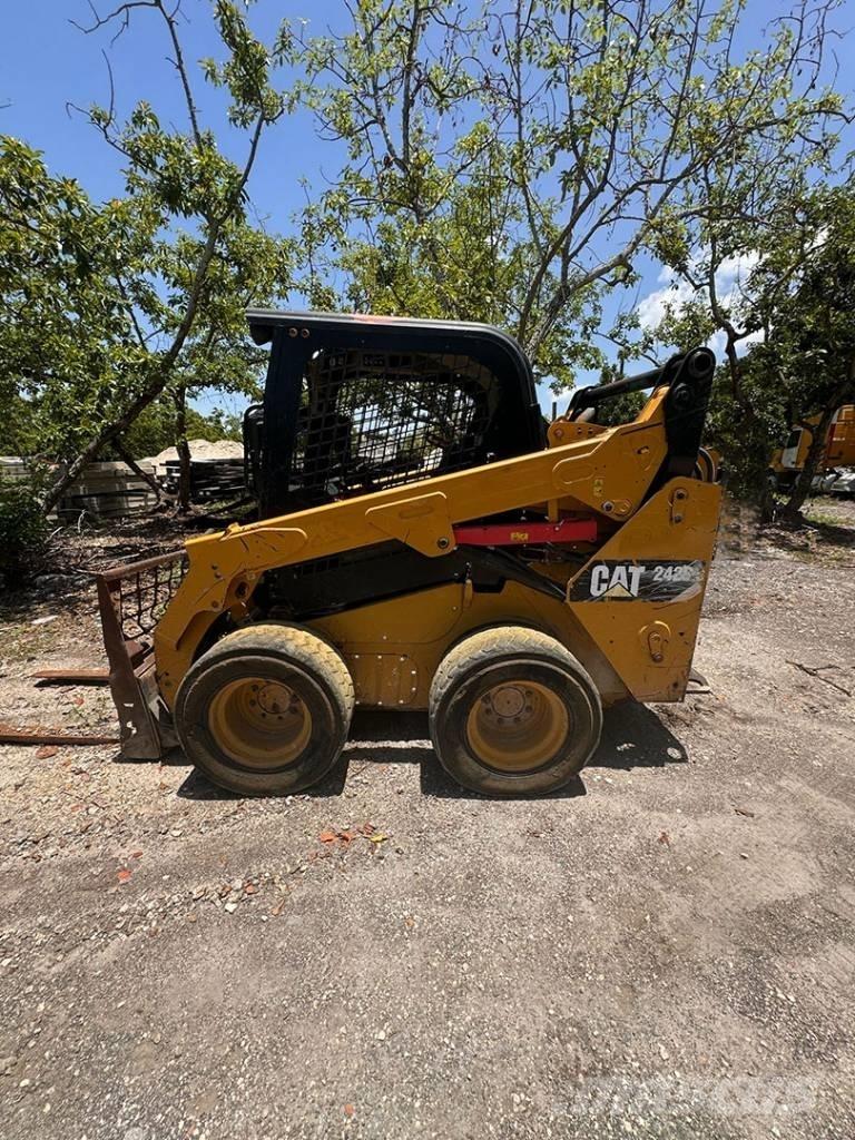 CAT 242 D Minicarregadeiras
