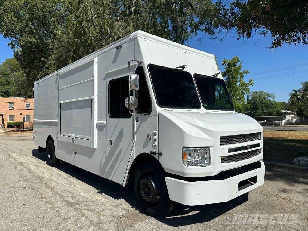 Freightliner M-LINE Caminhões de caixa fechada