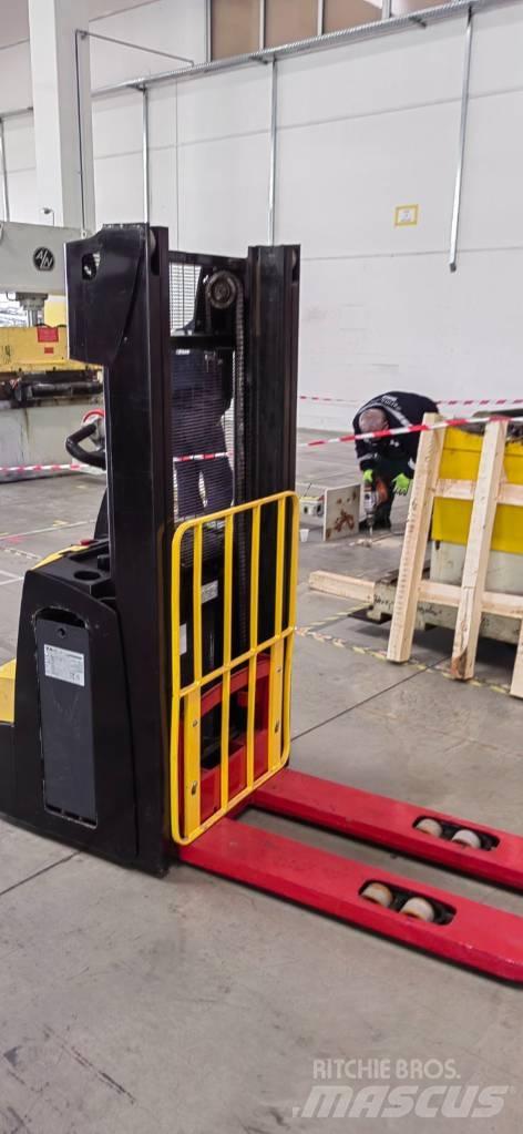Hyster S 1.2 Empilhador para operador externo