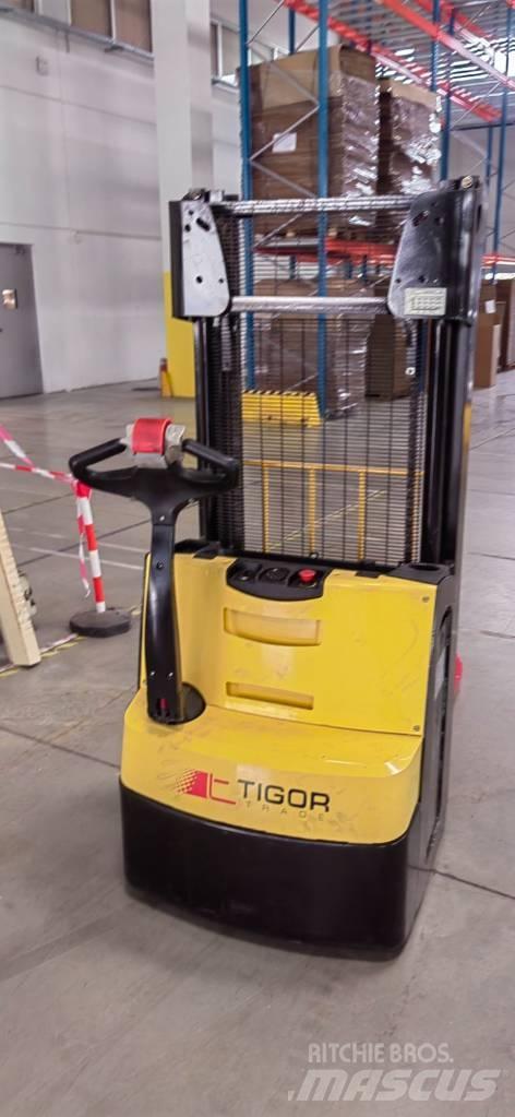 Hyster S 1.2 Empilhador para operador externo