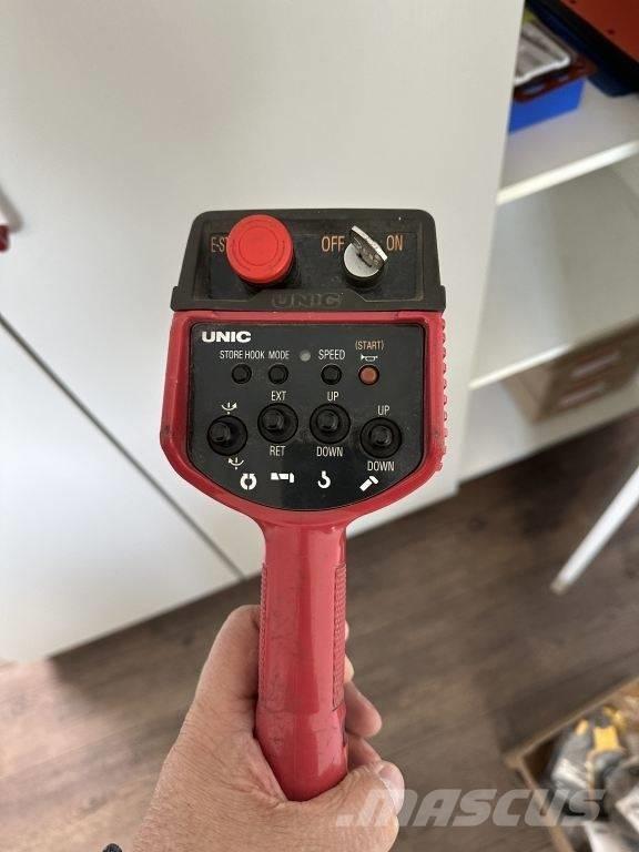 Unic B-345 Gruas de rastos