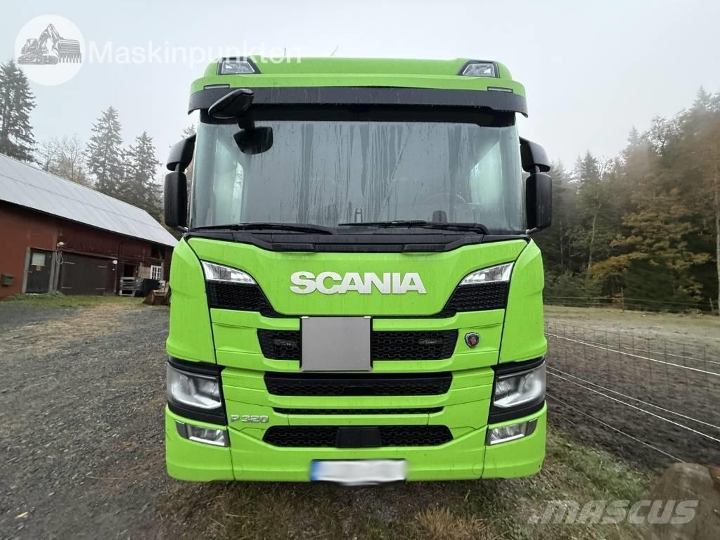 Scania P 320 Caminhões de caixa fechada