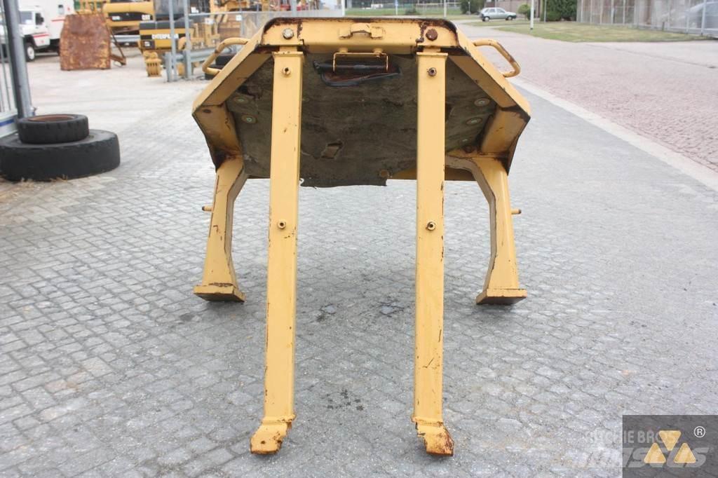 CAT D8N O-rops cab Cabines e interior