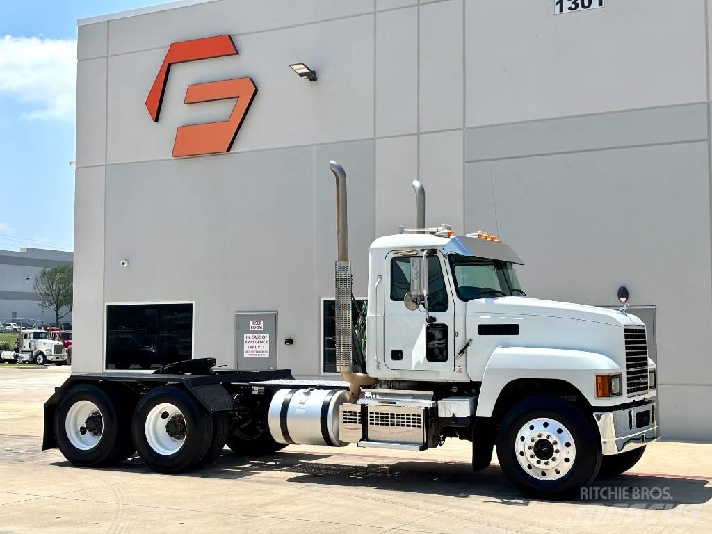 Mack Pinnacle 64T Cavalos Mecânicos