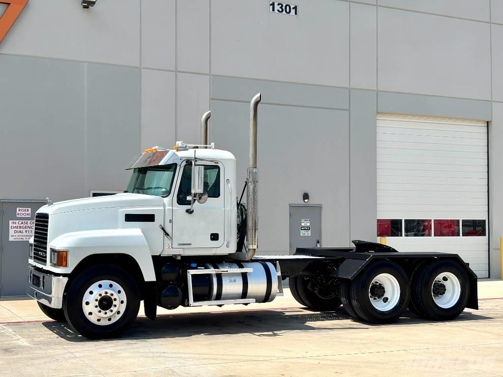 Mack Pinnacle 64T Cavalos Mecânicos