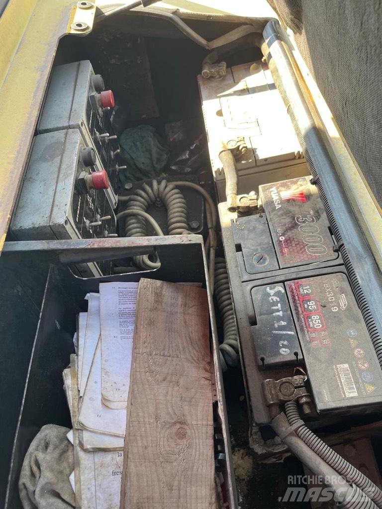 Dynapac F 141-4W/D Espalhadoras de asfalto