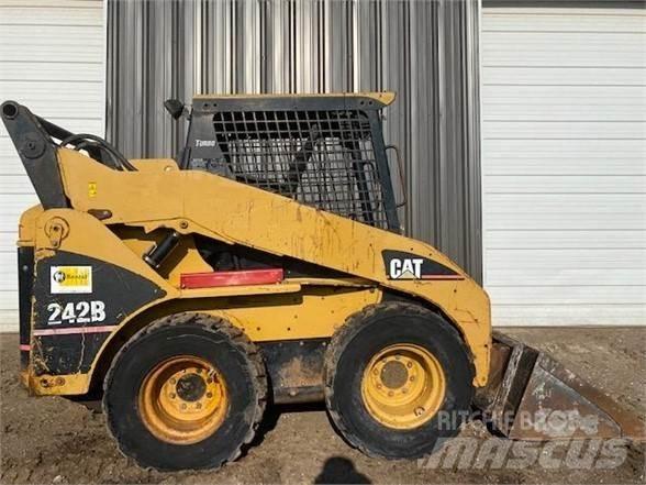 CAT 242B Minicarregadeiras
